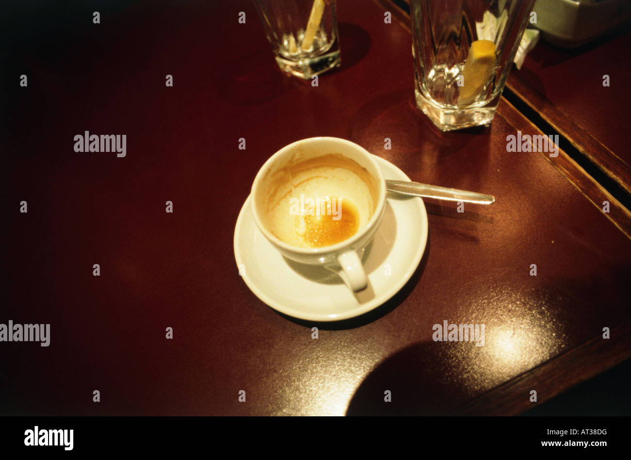 Un vuoto che la tazza di caffè e bicchieri Foto Stock