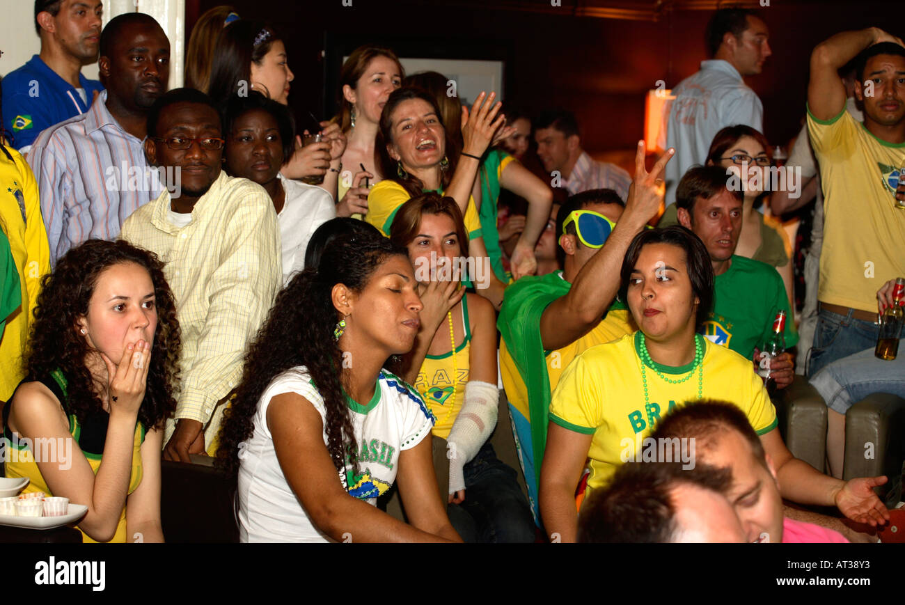 Tifosi brasiliani che salutano la loro squadra nel quarto finale della Coppa del mondo 2006 contro la Francia, su Anon Bar, Londra Foto Stock