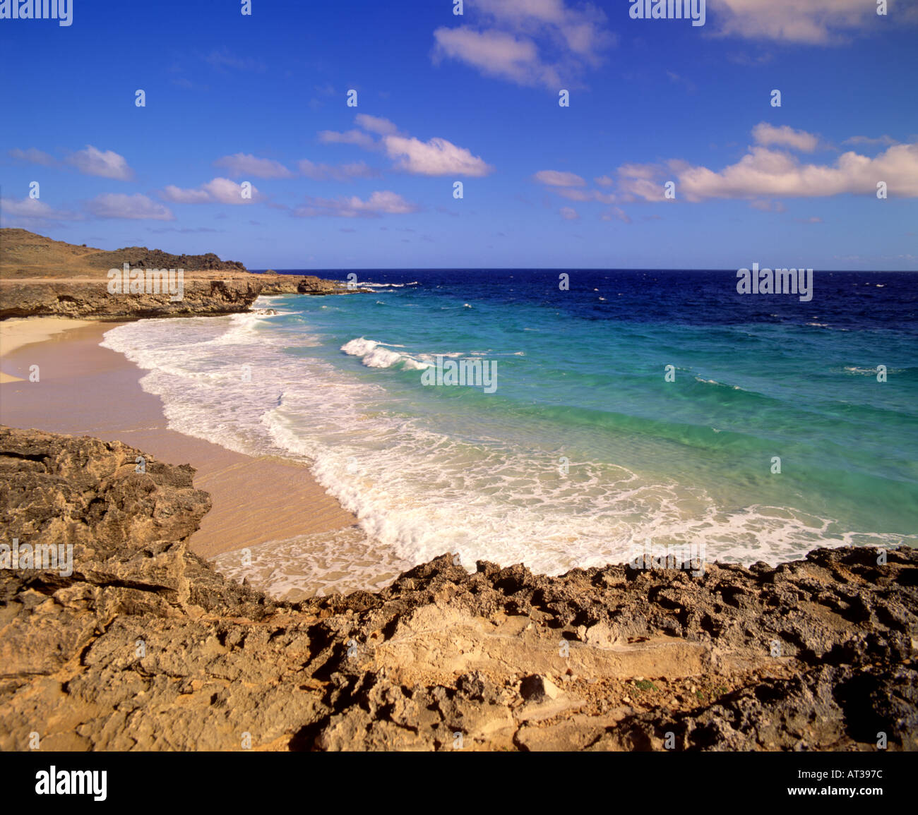La spiaggia di Boca Prins dove la spiaggia di sabbia bianca soddisfa i Caraibi acque blu sull'isola di Aruba Foto Stock