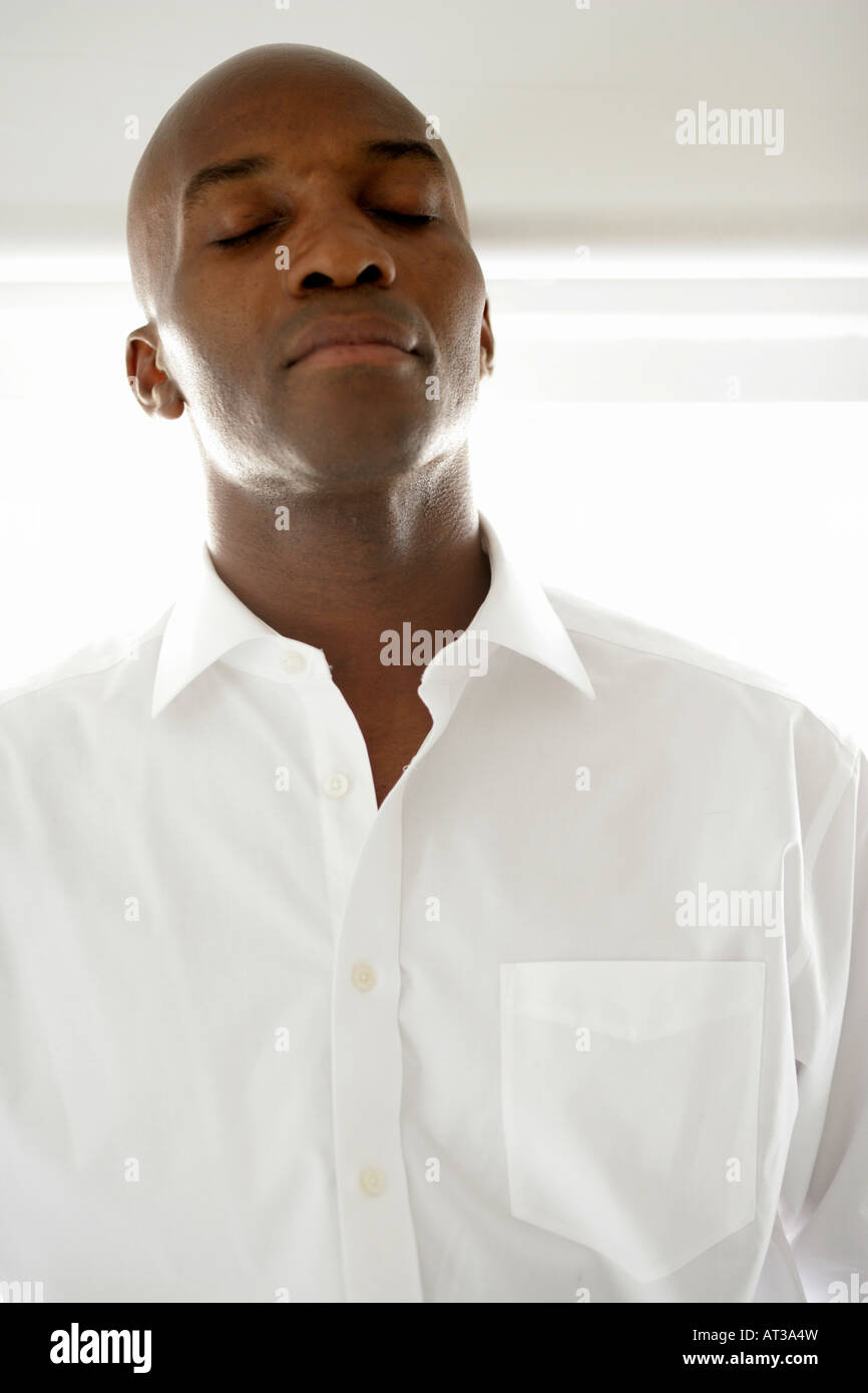 Un maschio nero con gli occhi chiusi Foto Stock