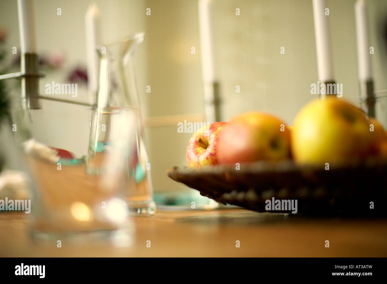 Bicchieri e cesto di frutta su un tavolo Foto Stock