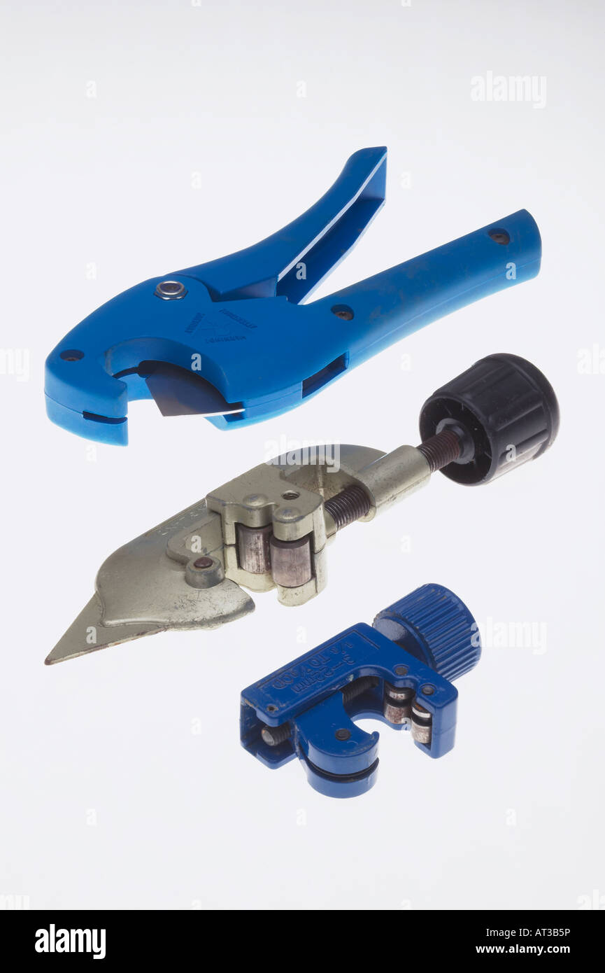 Metallo e plastica tagliatubi su sfondo bianco Foto Stock
