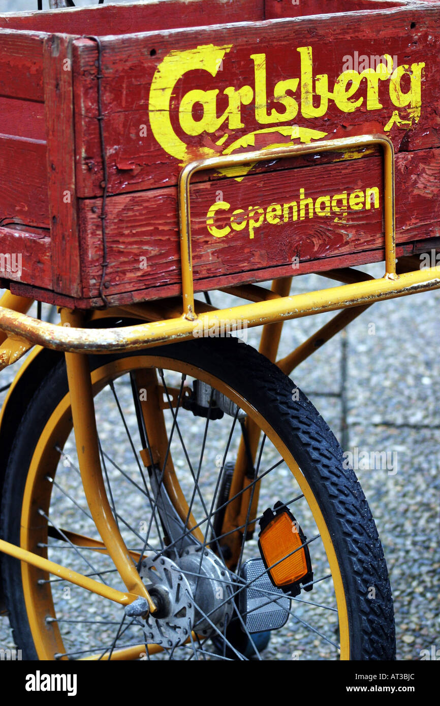 Cassa di Carlsberg in sella a una moto, Copenhagen, Danimarca Foto Stock