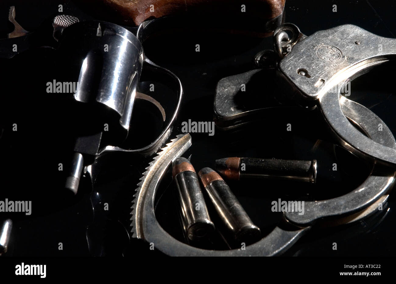 Smith Wesson 38 calibro naso camuso revolver con le manette e elenchi puntati su nero sfondo riflettente Foto Stock
