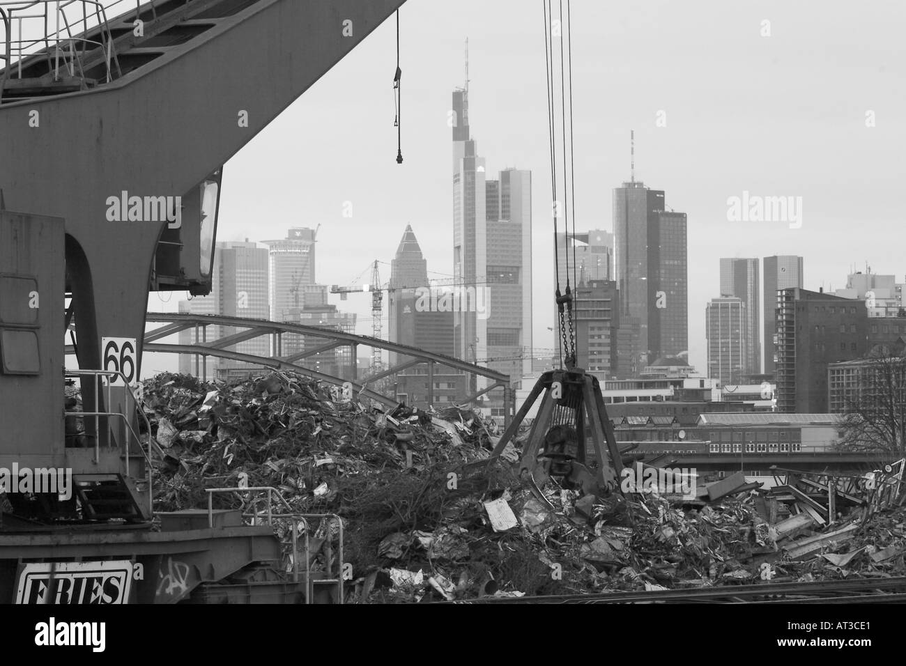 Cantiere di scarto nell est del porto con gru pesanti e il big money maker grattacieli di Francoforte in background Germay Foto Stock