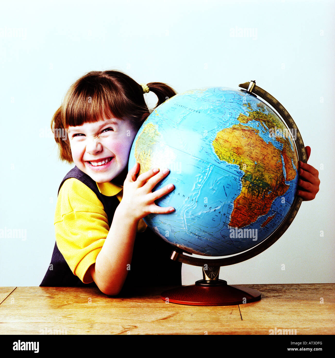 Una piccola ragazza tenendo un globo Foto Stock