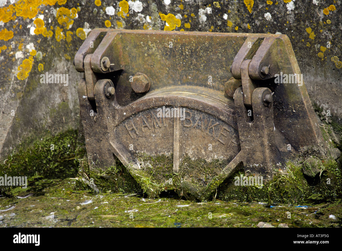 Ghisa valvola a cerniera realizzato da Hambaker Ltd Settore controlling runoff la penetrazione di acqua nel fiume Brit a West Bay, Dorset, Inghilterra Foto Stock