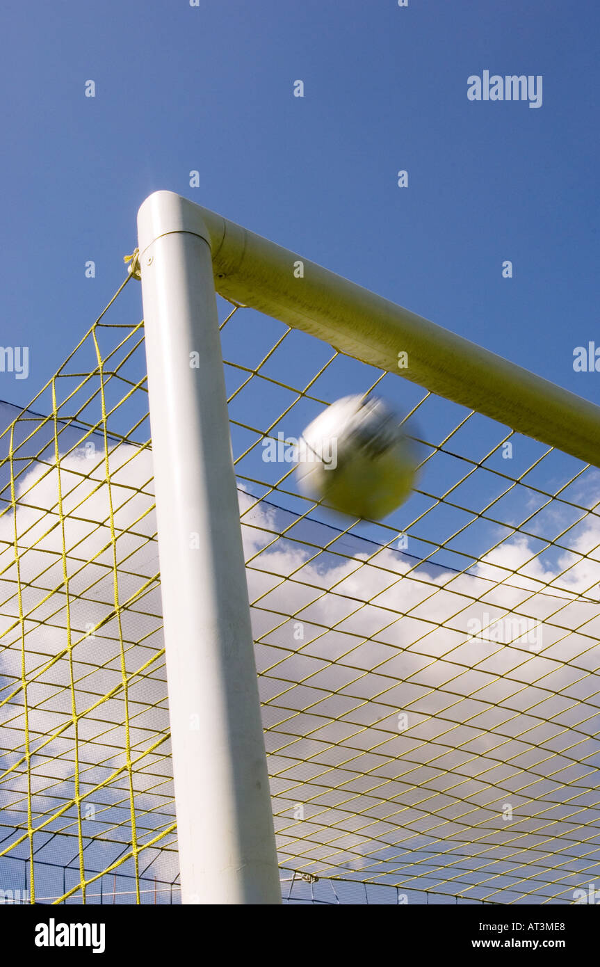 Pallone da calcio battenti in alto angolo di obiettivo Foto Stock