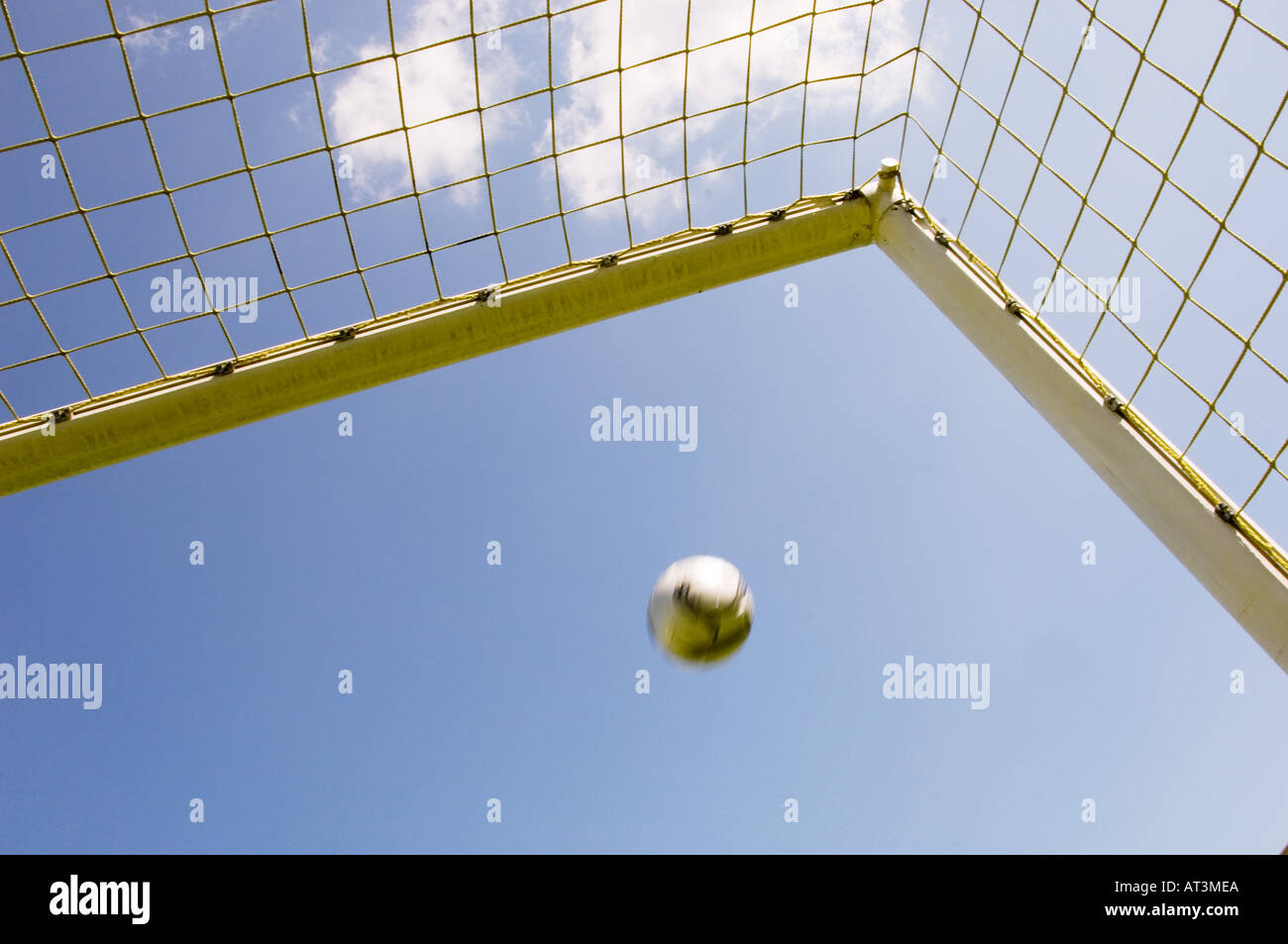 Pallone da calcio battenti in alto angolo di obiettivo Foto Stock