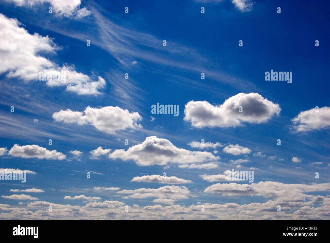 Nuvole bianche con cielo blu in Idaho. Foto Stock