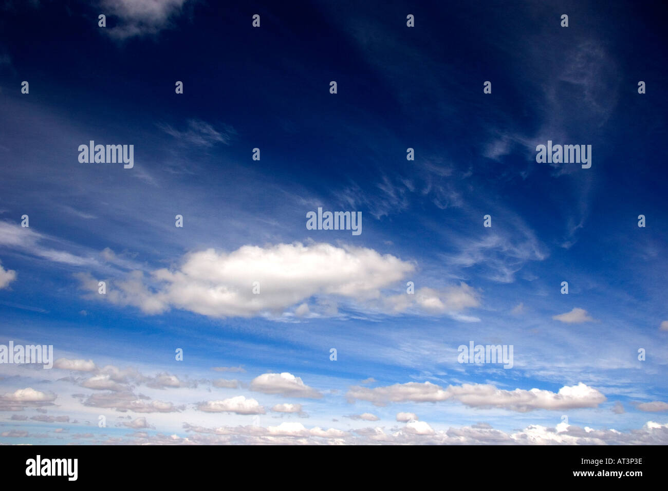 Nuvole bianche con cielo blu in Idaho. Foto Stock