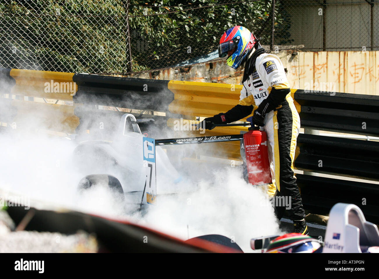 Formula 3, GP di Macau. Un driver utilizza il suo estintore per mettere fuori il suo ardente auto Foto Stock