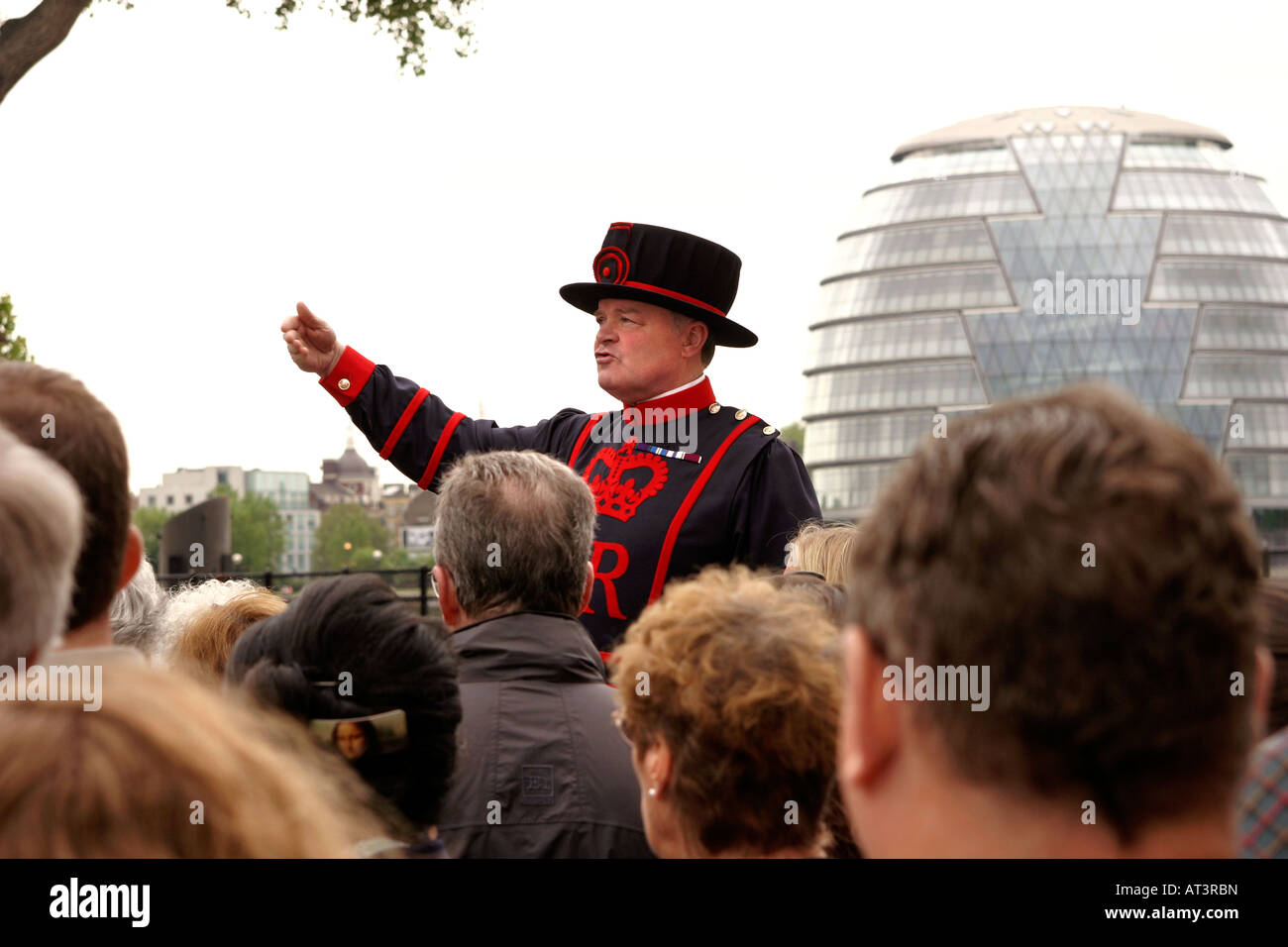 Regno Unito Londra Tower of London Yeoman Guard che guida i visitatori Foto Stock