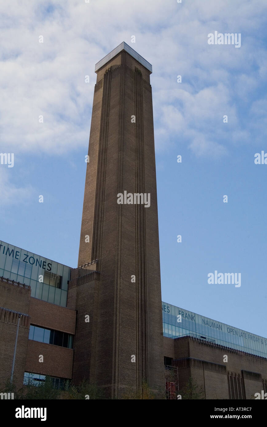La Tate Modern sul Fiume Tamigi Foto Stock
