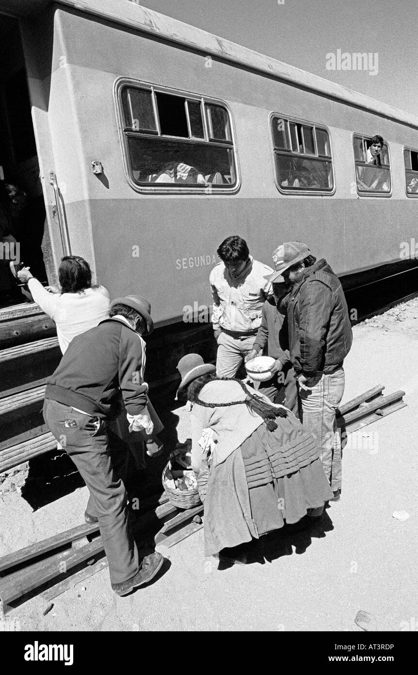 Il Perù il trasporto ad alta Altiplano ai passeggeri di salire a bordo treno in remoto stazione rurale Foto Stock