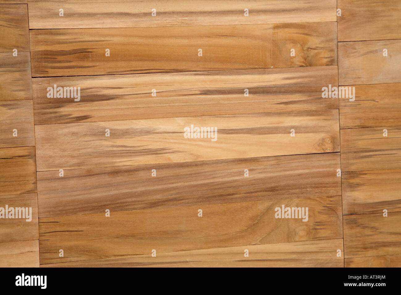 A una fila di piccoli parquet di legno di dimensioni delle lastre di golden  incompiuto di pavimenti in teak Foto stock - Alamy