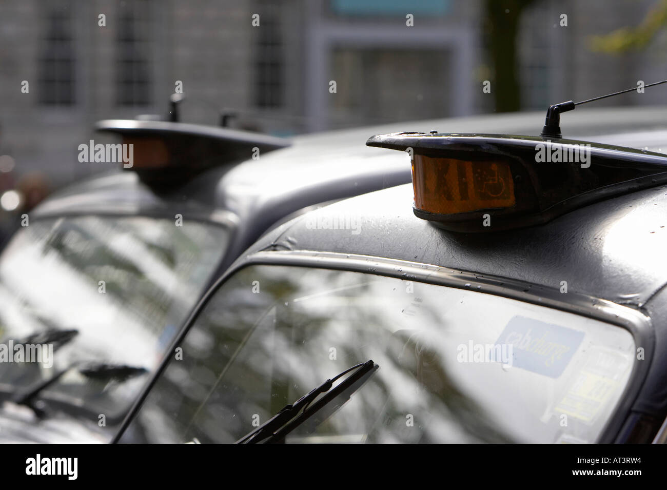 Due nero Londra hackey trasporto taxi su un rango in Belfast City Centre Foto Stock