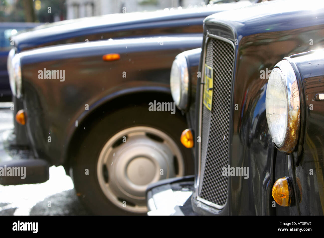 La parte anteriore e dei fari anteriori dei due nero Londra hackey trasporto taxi su un rango in Belfast City Centre Foto Stock