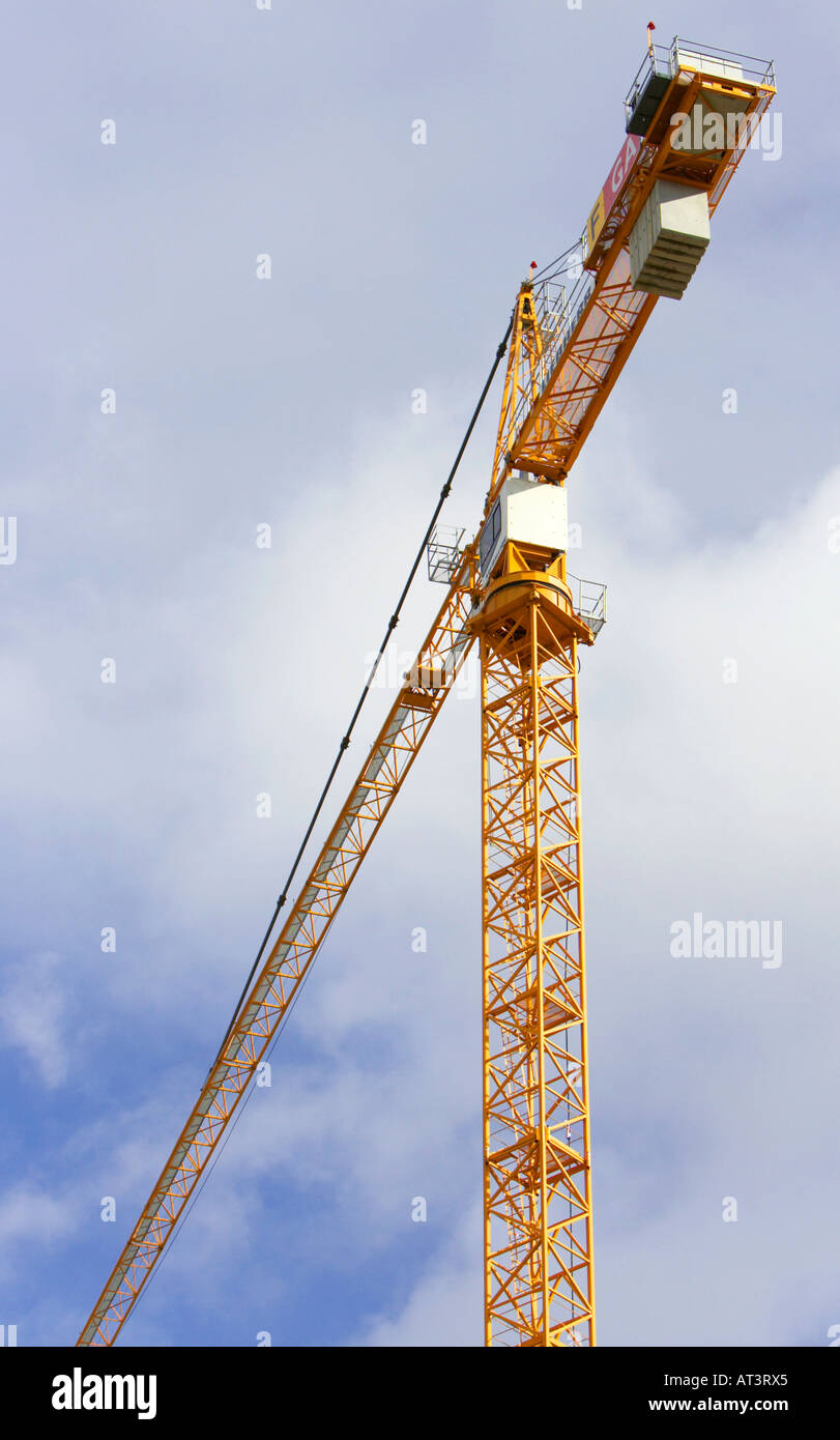 Yellow Crane contro blu cielo nuvoloso lavorando sul sito in costruzione a Belfast City Centre Foto Stock