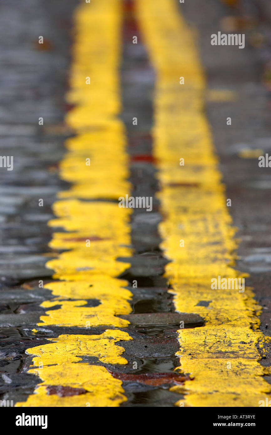 Doppia luminosa linee gialle nessun parcheggio della segnaletica stradale sulla vecchia strada di ciottoli in Cathedral Quarter Belfast City Centre Foto Stock
