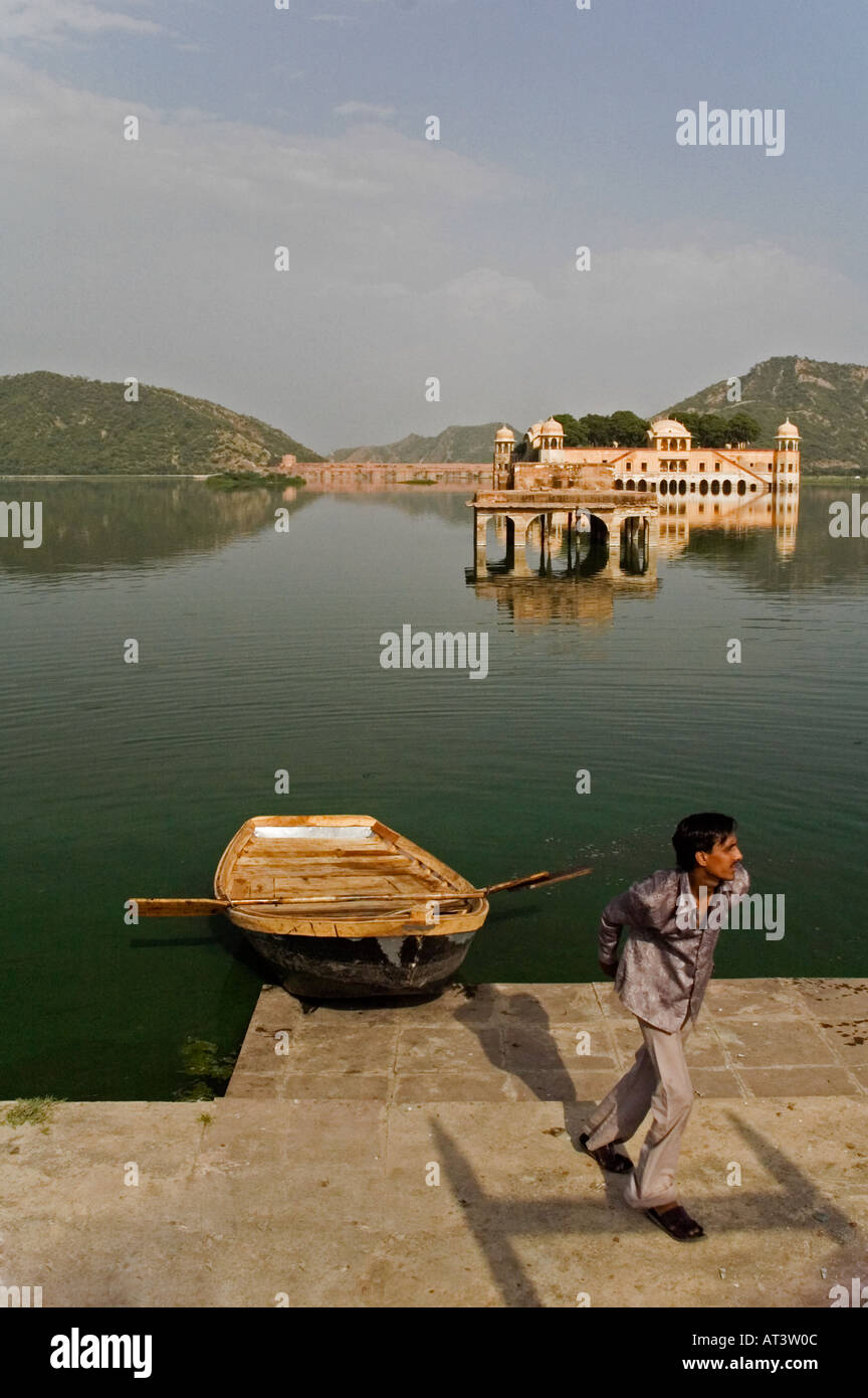 La riflessione in acqua della Jal Mahal o 'Lake Palace' a Jaipur, Rajasthan, India Foto Stock