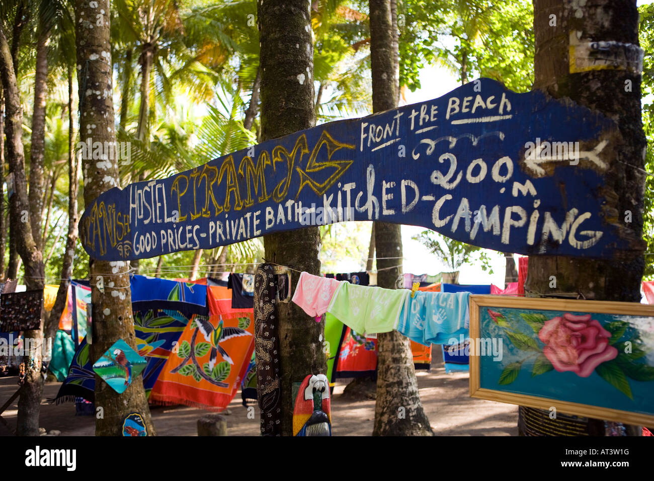 Costa Rica Dominical beach Ostello Piramys segno pubblicità a buon mercato backpacking alloggio Foto Stock