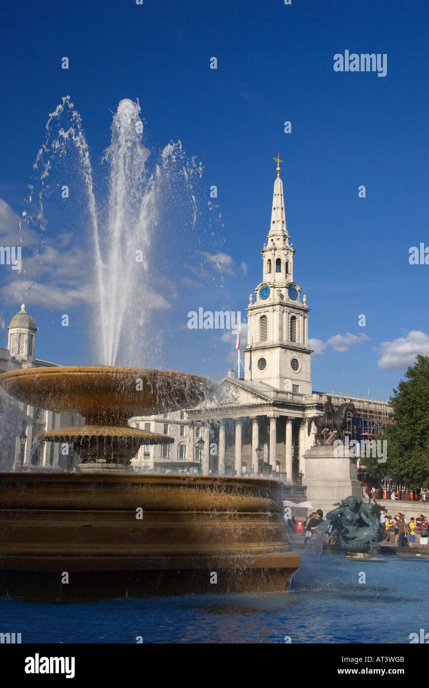 Fontana in Trafalgar Square e la guglia di San Martin s nei campi dietro a Londra Foto Stock