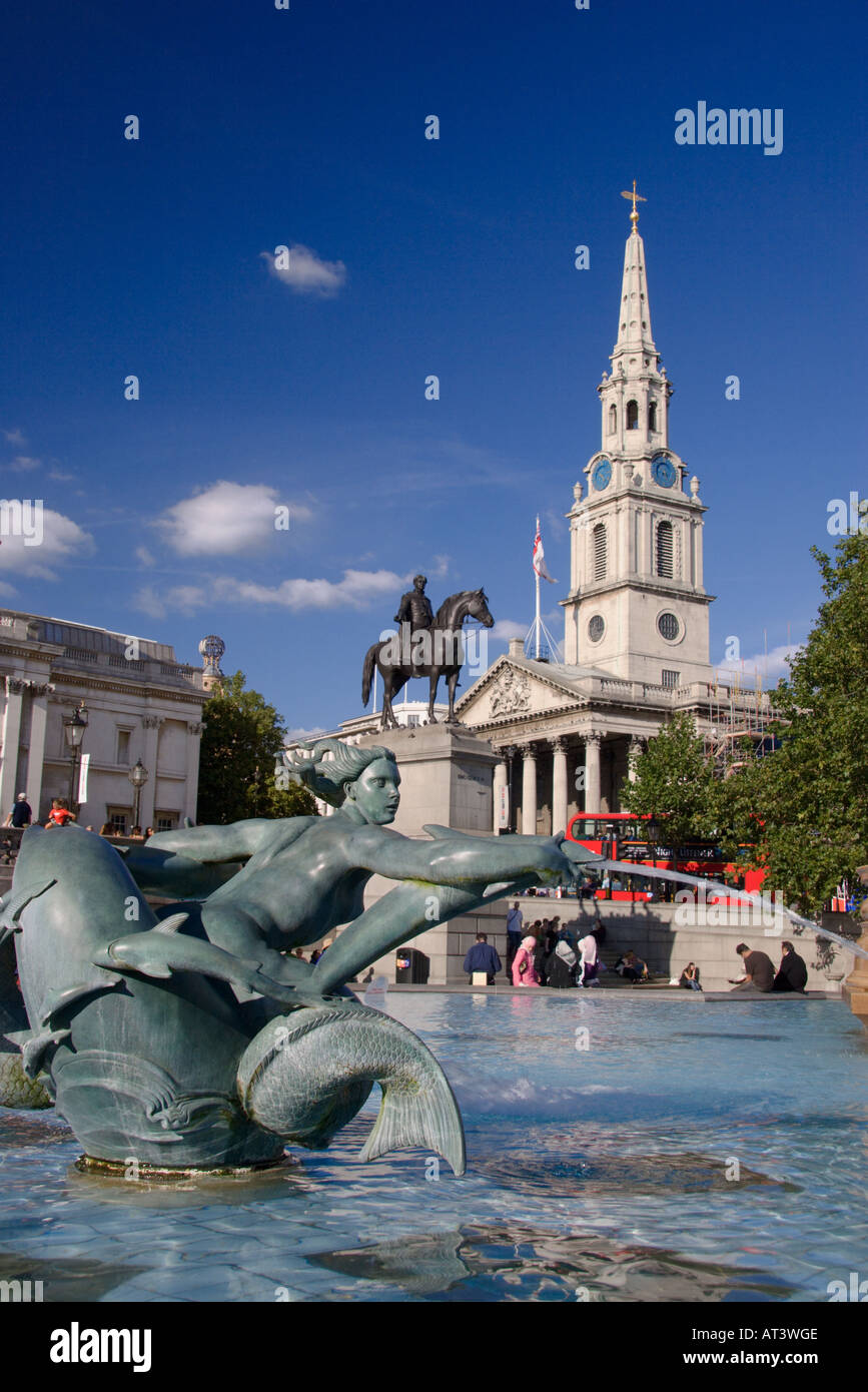 Fontane in Trafalgar Square con la guglia di San Martin s nei campi dietro a Londra Foto Stock