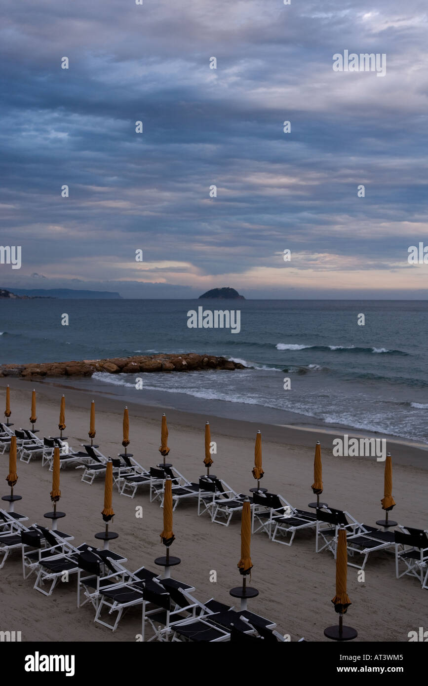 Spiaggia di Laigueglia con isola Gallinara nella distanza Liguria Italia Foto Stock