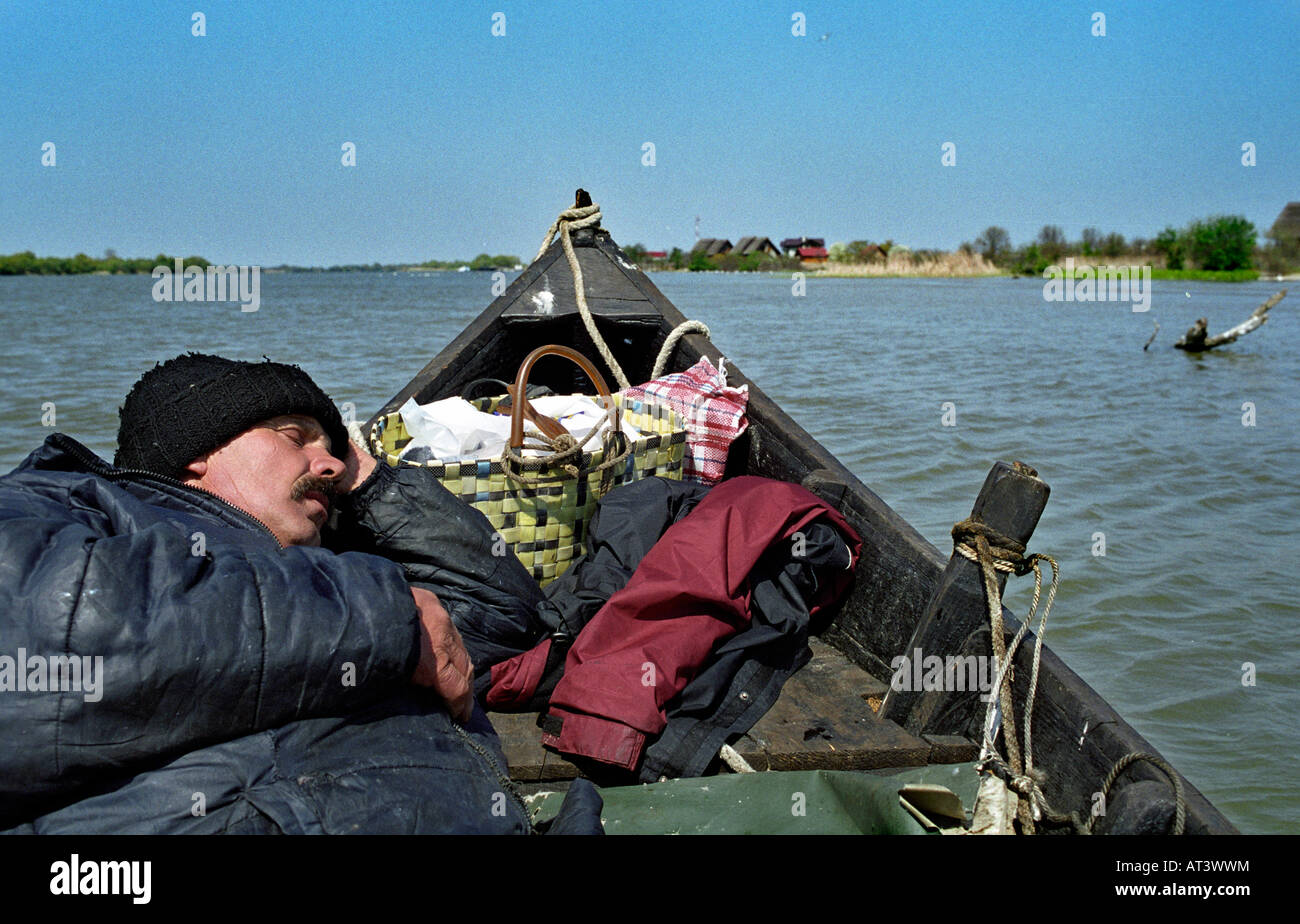 Hristu un pescatore di Sfantu Gheorge sta dormendo nel modo di tornare a casa dopo una giornata di lavoro Foto Stock