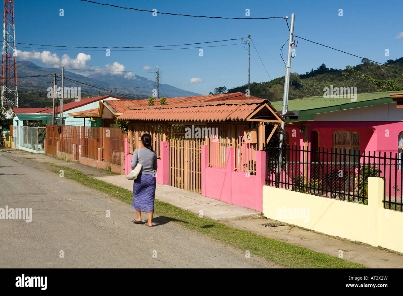 Costa Rica Orosi villaggio dipinti vivacemente casa rosa con ringhiere di sicurezza esterno Foto Stock