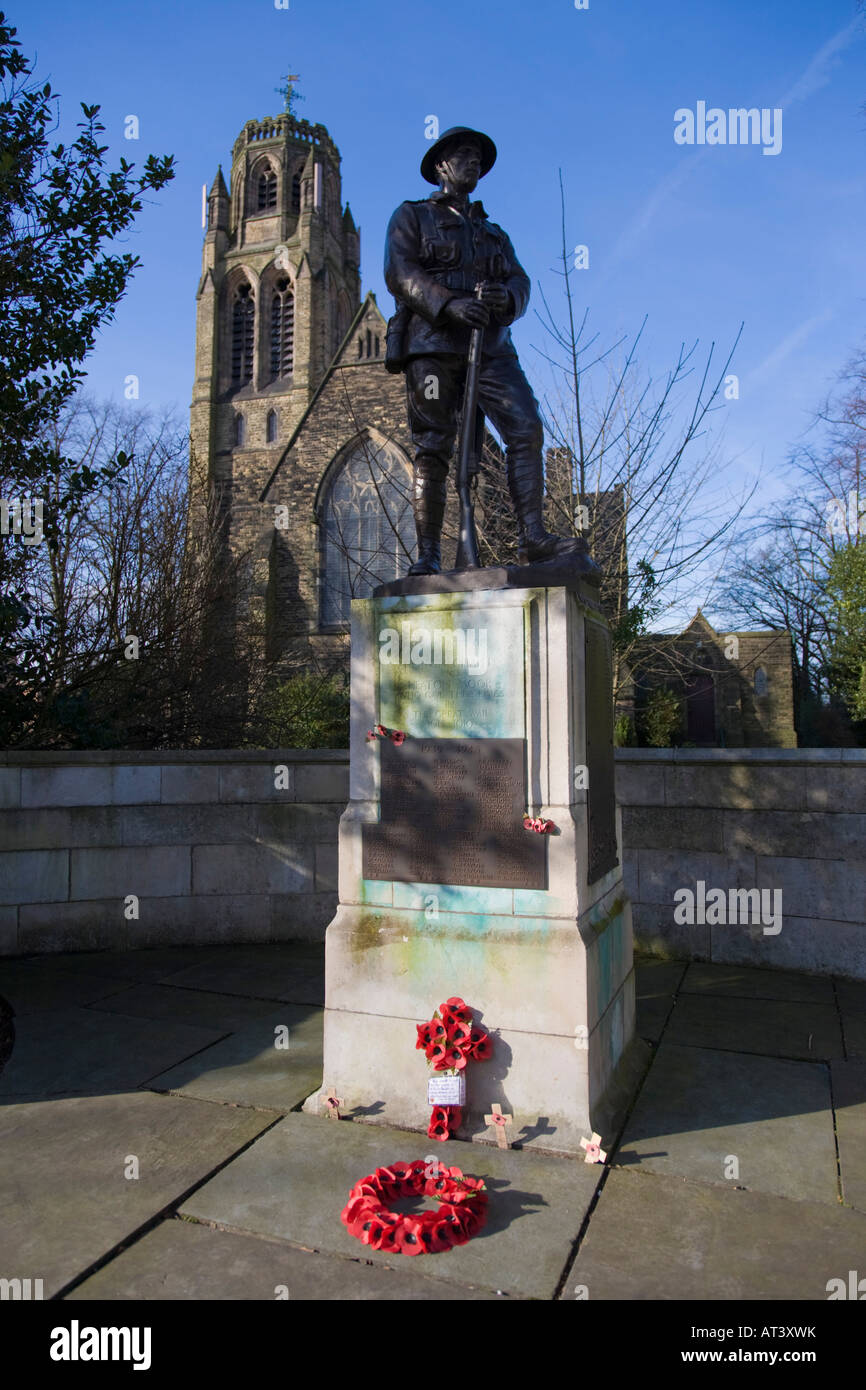 Memoriale di guerra davanti la chiesa di St Paul. Heaton Moor, Stockport, Greater Manchester, Regno Unito. Foto Stock