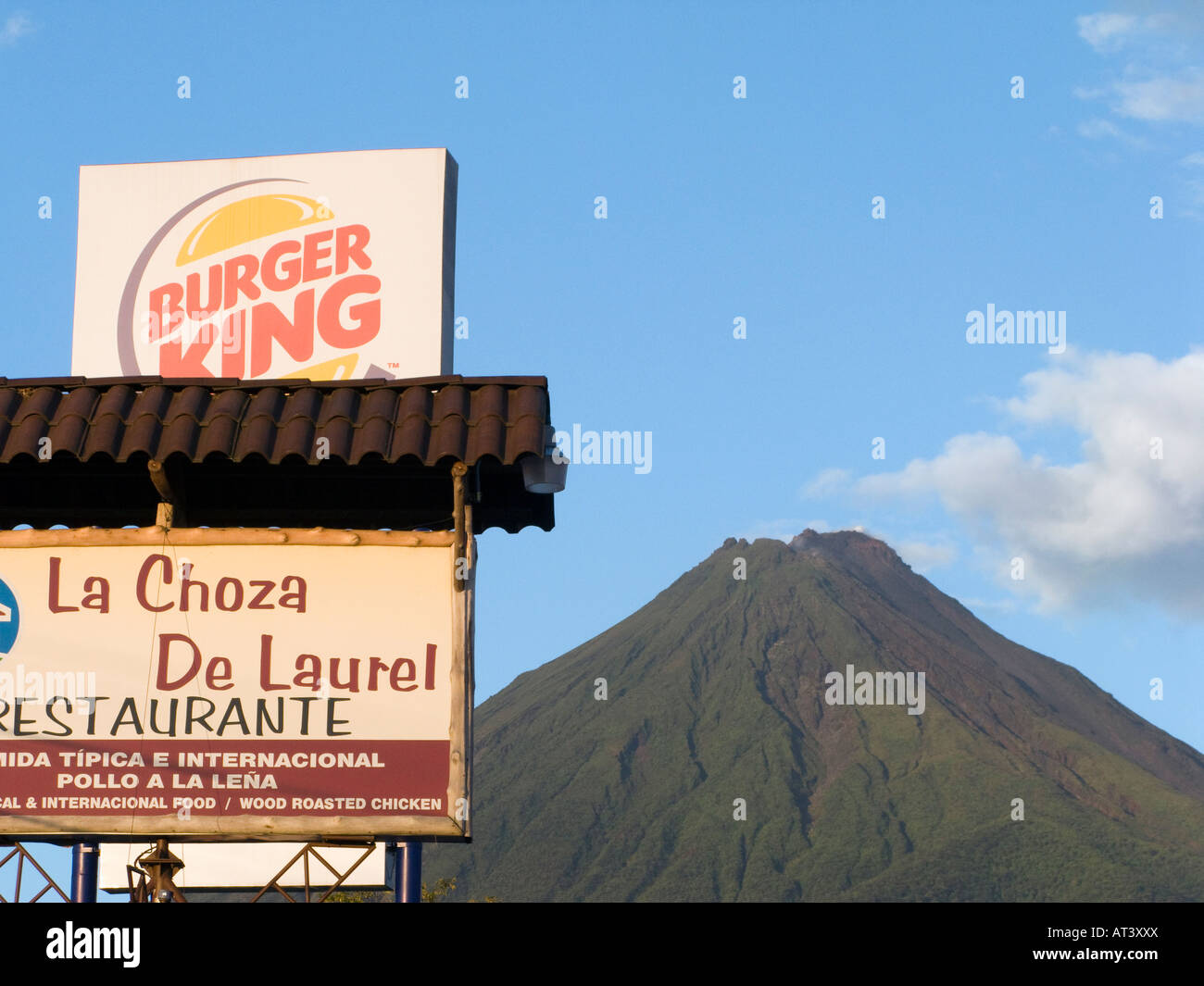 Costa Rica La Fortuna Volcan Arenal Volcano parte oscurato da cartelli pubblicitari Foto Stock