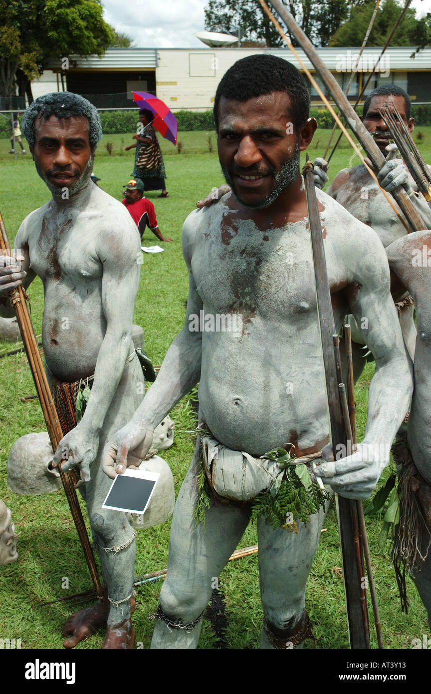 Goroka mudman dopo essere stato dato polaroid foto fotografia di se stesso il primo contatto Foto Stock