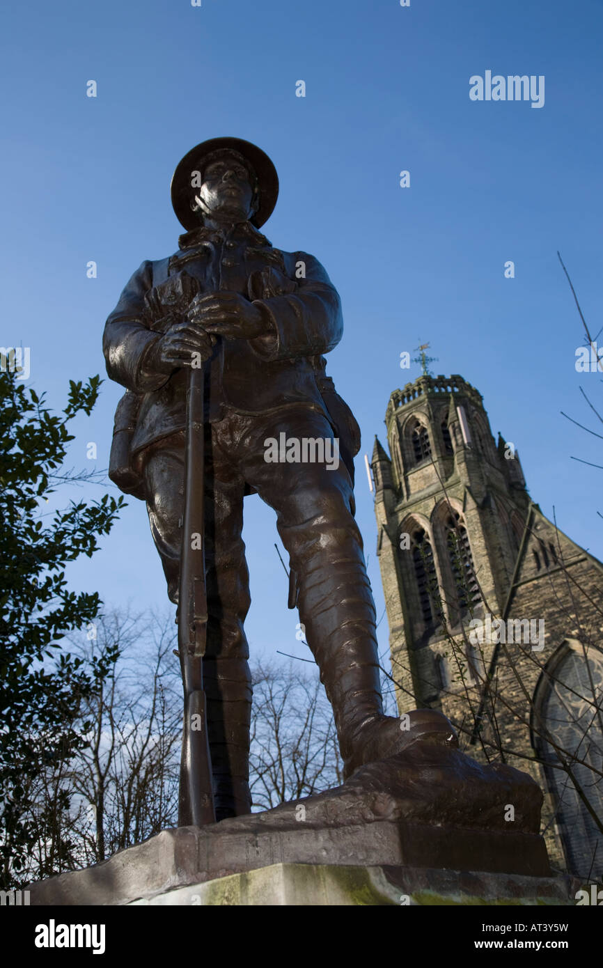 Memoriale di guerra davanti la chiesa di St Paul. Heaton Moor, Stockport, Greater Manchester, Regno Unito. Foto Stock