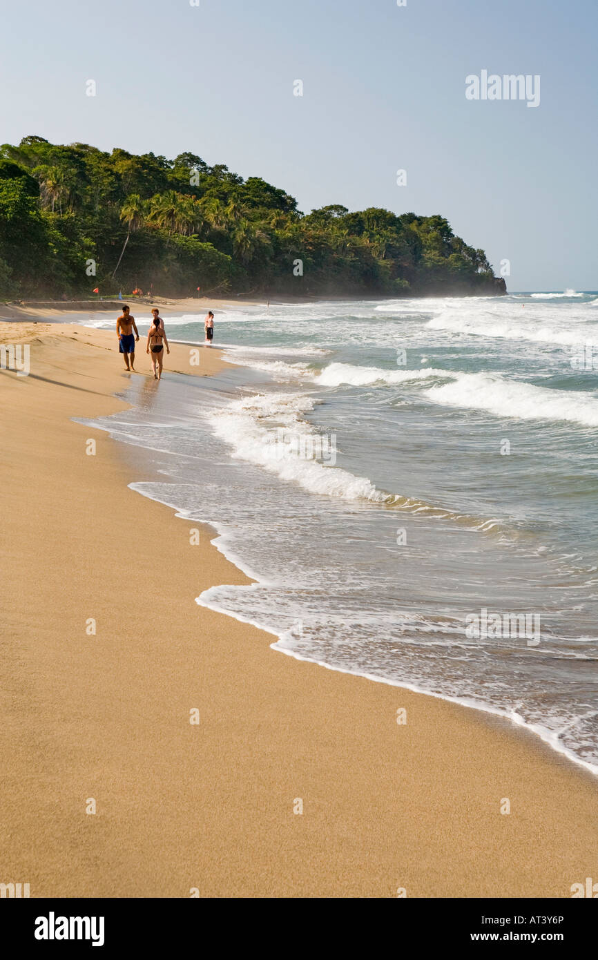 Costa Rica Costa Caraibica Puerto Viejo de Talamanca Cocles gente camminare lungo la soffice spiaggia sabbiosa Foto Stock