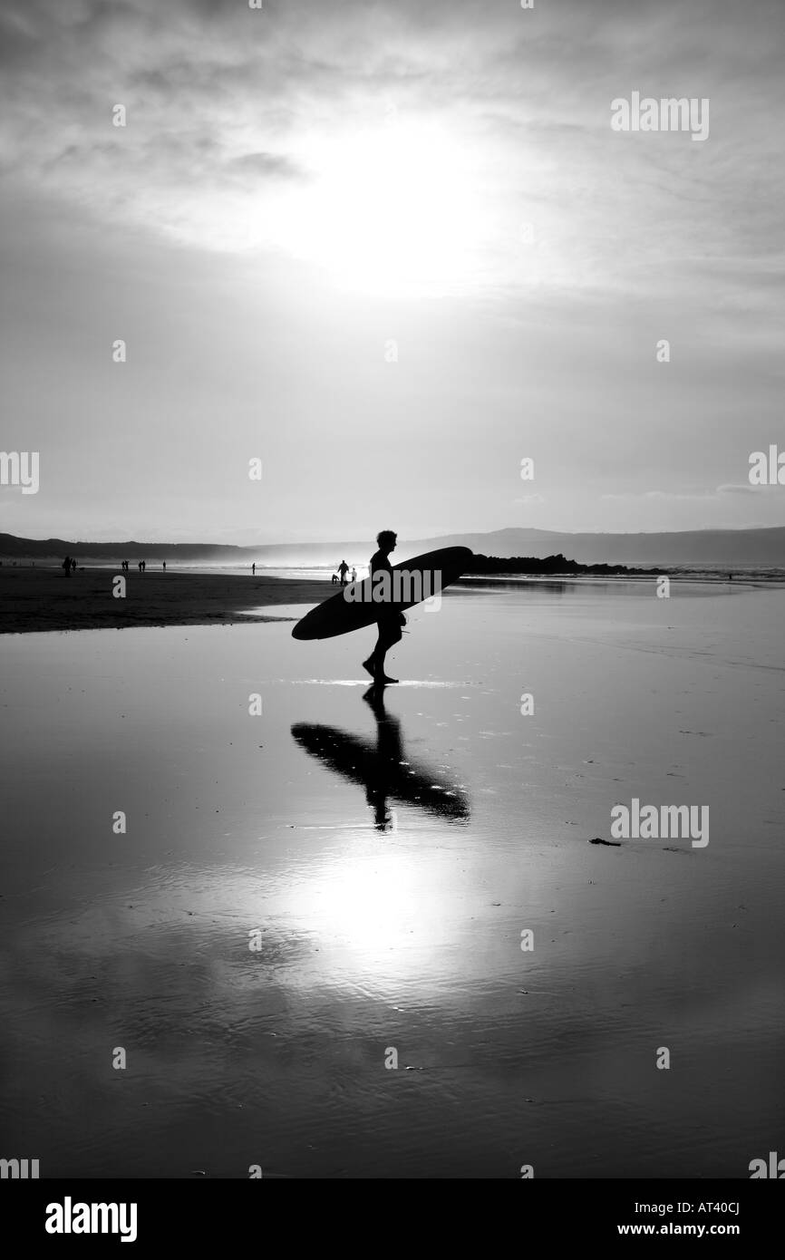 Silhouette di un surfista andando al mare. Foto Stock