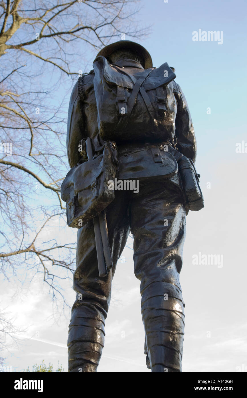 Memoriale di guerra davanti la chiesa di St Paul visto da dietro. Heaton Moor, Stockport, Greater Manchester, Regno Unito. Foto Stock