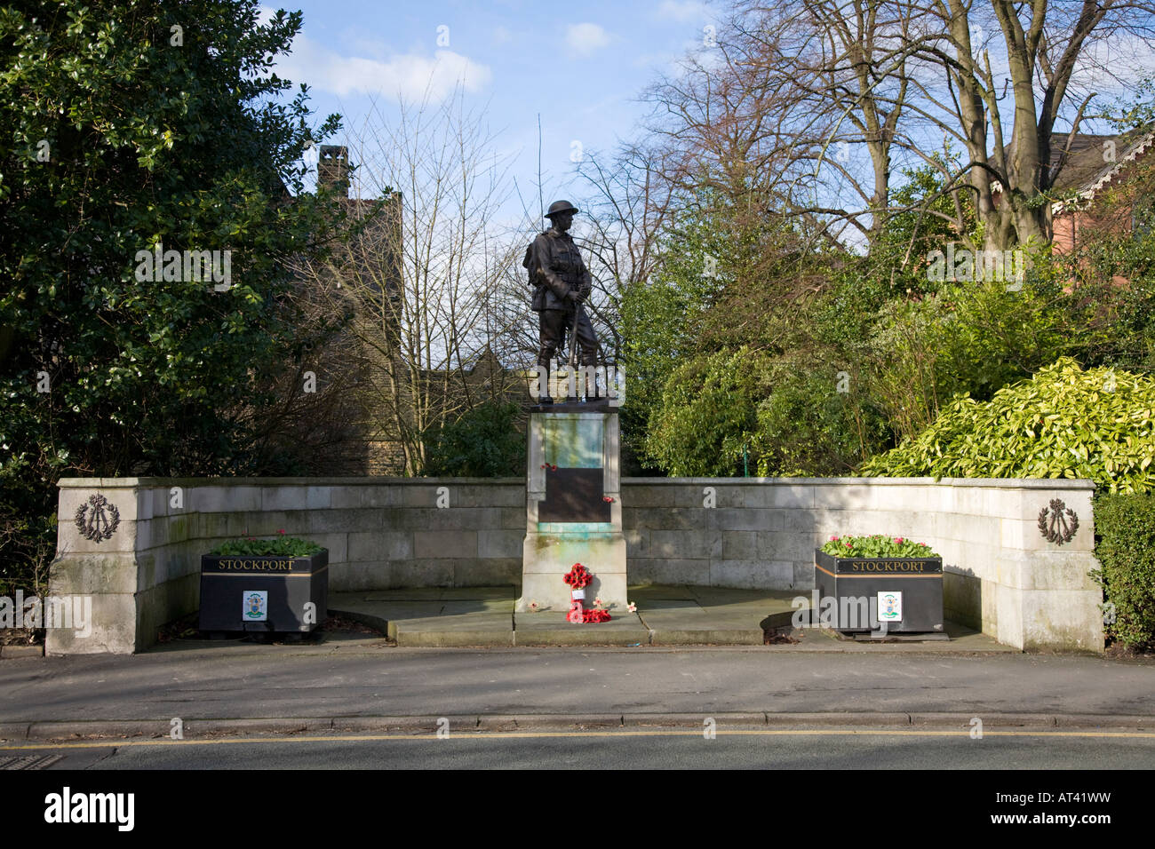 Memoriale di guerra davanti la chiesa di St Paul. Heaton Moor, Stockport, Greater Manchester, Regno Unito. Foto Stock