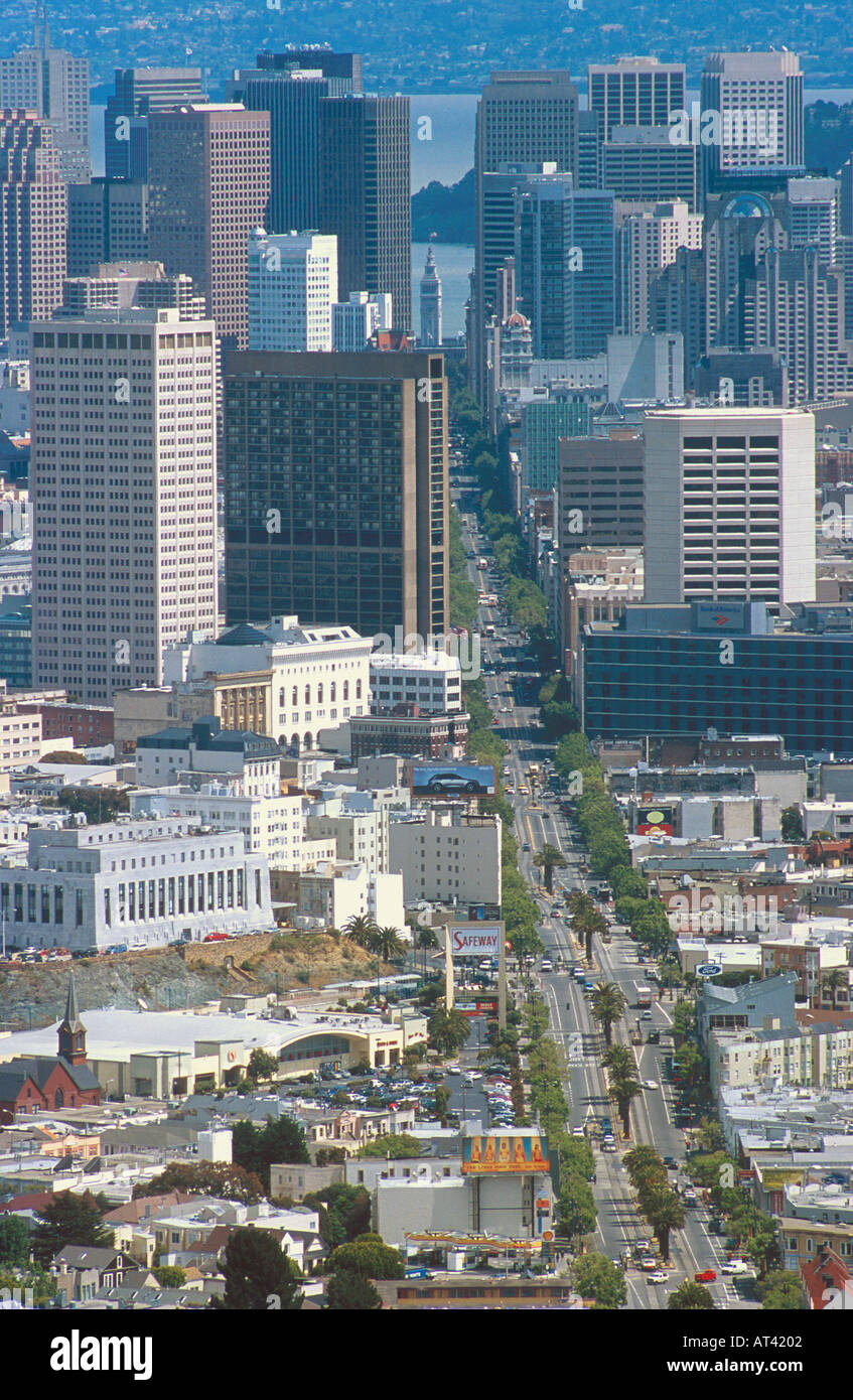 Una vista da twin peaks giù Market Street di San Francisco in California Foto Stock