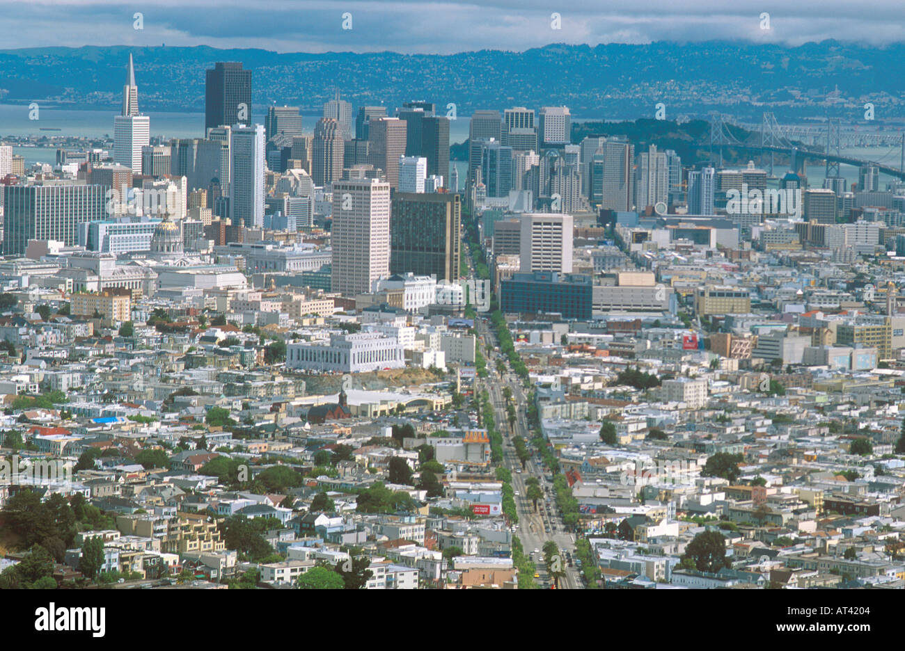 Una vista da twin peaks giù Market Street di San Francisco in California Foto Stock