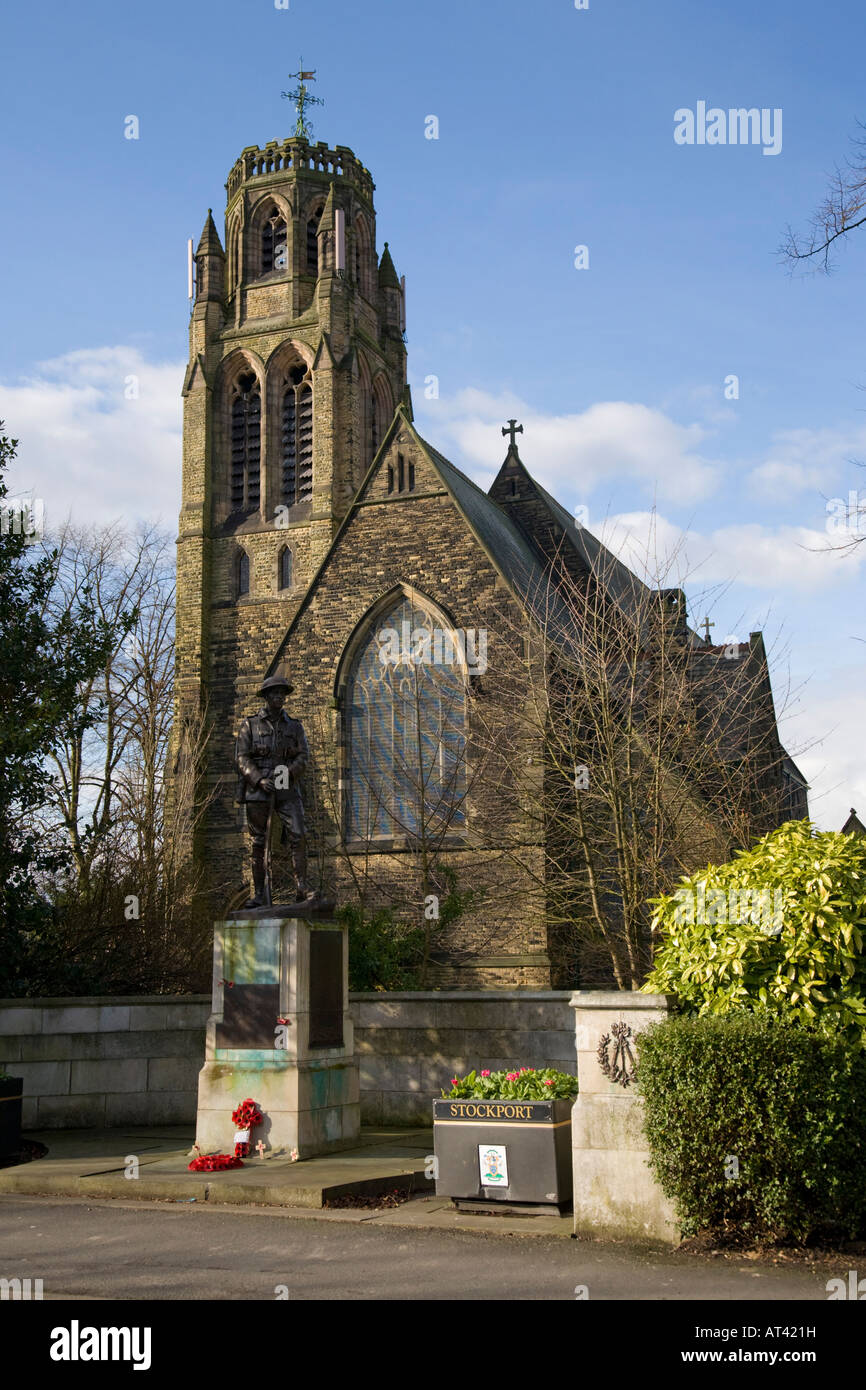 Memoriale di guerra davanti la chiesa di St Paul. Heaton Moor, Stockport, Greater Manchester, Regno Unito. Foto Stock