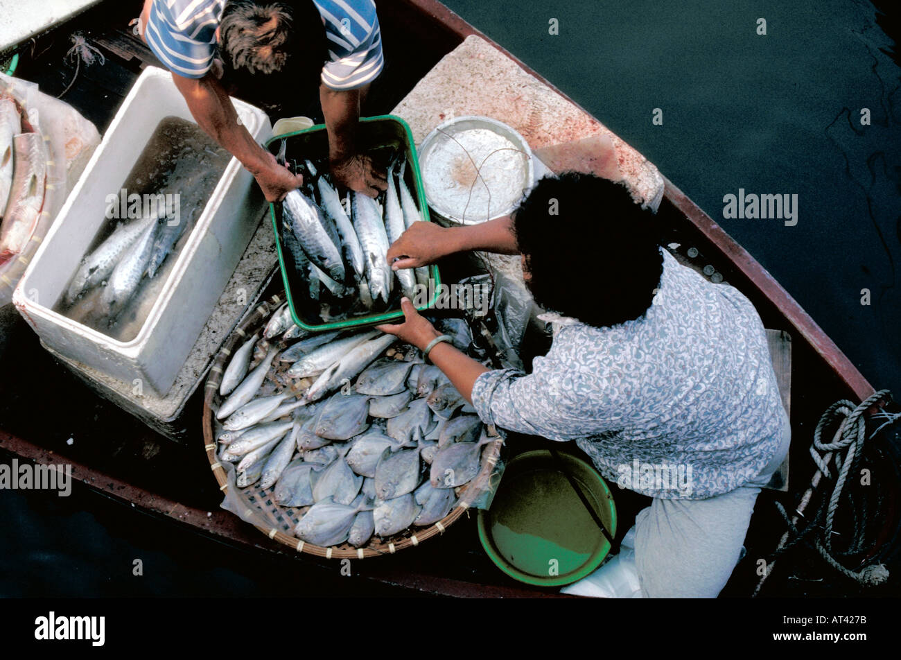 Venditori di pesce su una barca, Thailandia Foto Stock