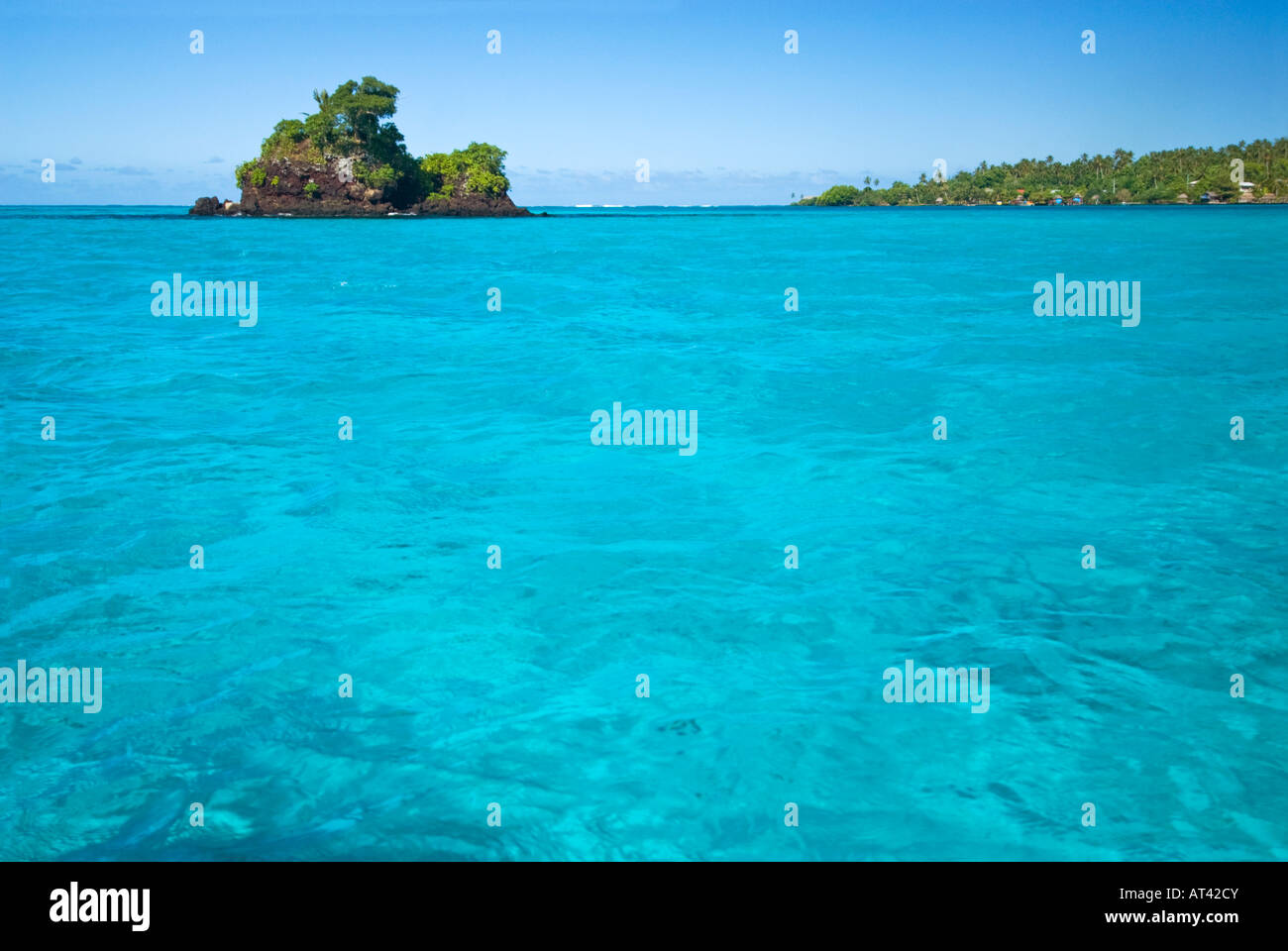 Sogno di Samoa Samoa isola blu acque verde mare sole Sud southsea mare pacifico wild waves sensazione vacanze laguna corallina profondo blu Foto Stock