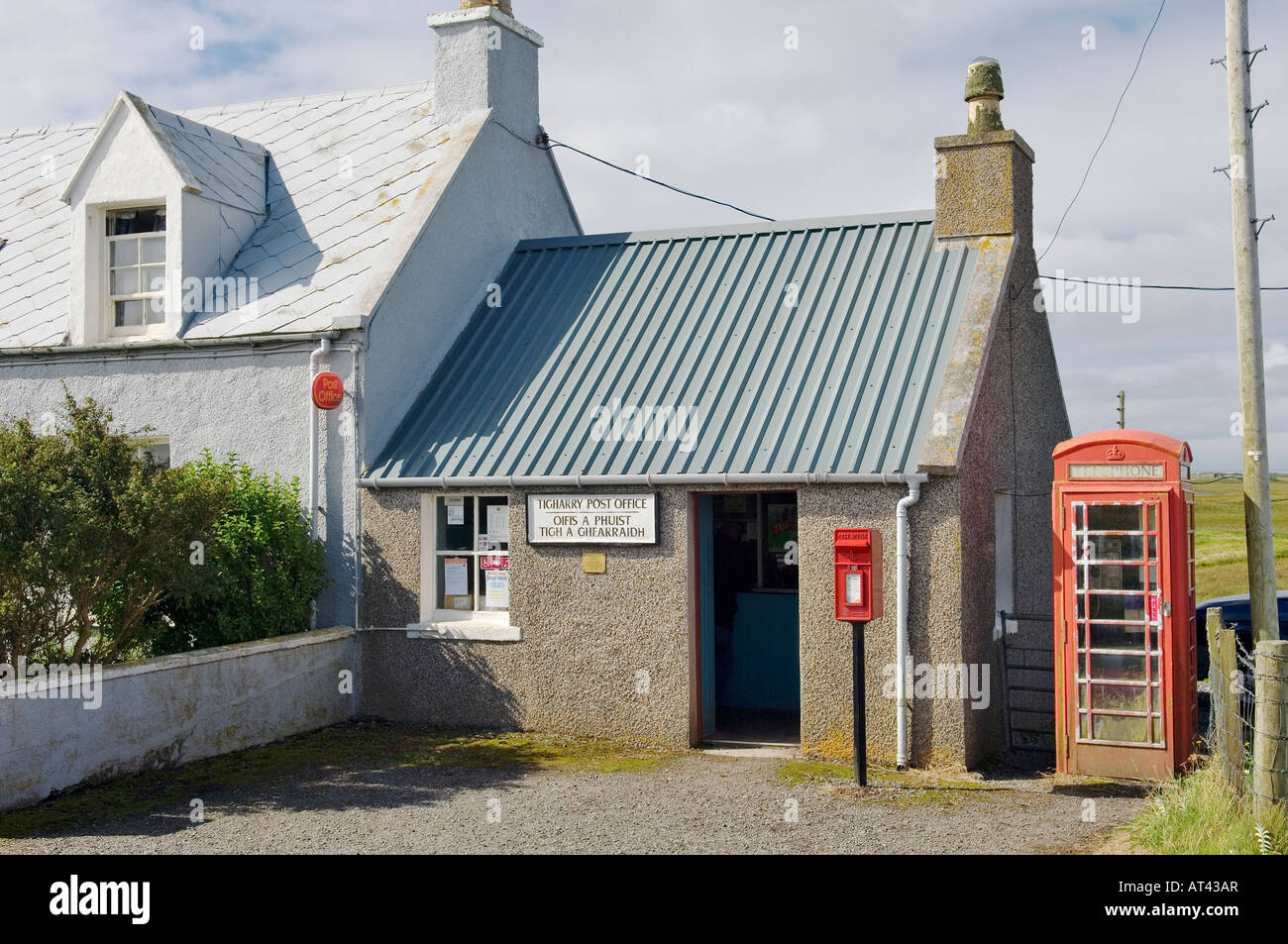 North Uist, Ebridi Esterne, Scozia. Il piccolo centro rurale post office nel villaggio di Tigharry Foto Stock