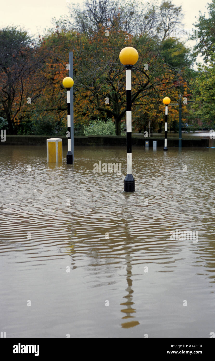 Inondati zebra incrocio dopo il fiume Ouse scoppiare le sue banche york Yorkshire Regno Unito Foto Stock