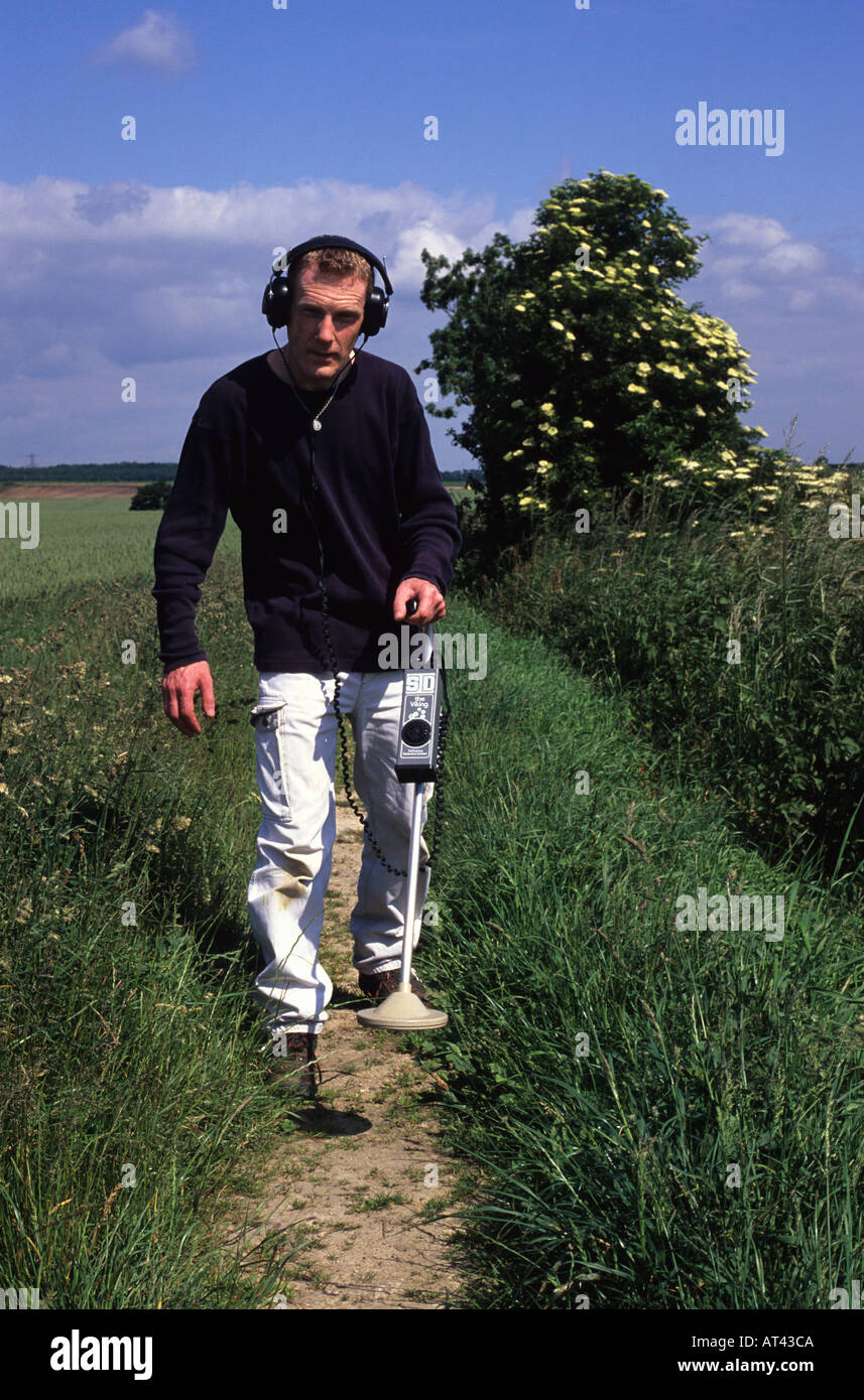 Uomo con rilevatore di metalli per trovare il tesoro nascosto nel campo Yorkshire Regno Unito Foto Stock