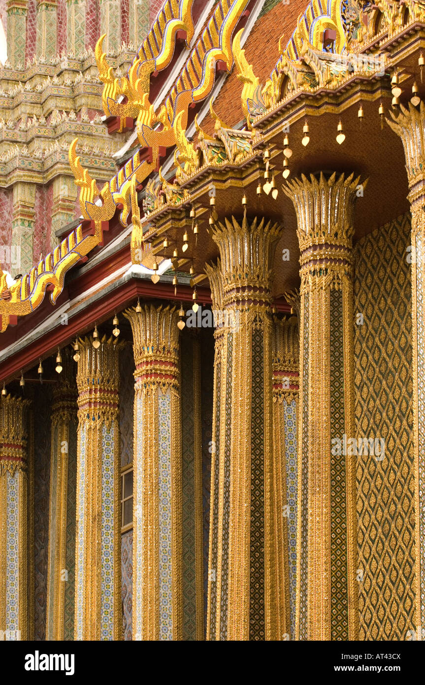 Mosaico incrostati di parete del Phra Mondop library basandosi sui motivi del Grand Palace a Bangkok in Tailandia Foto Stock