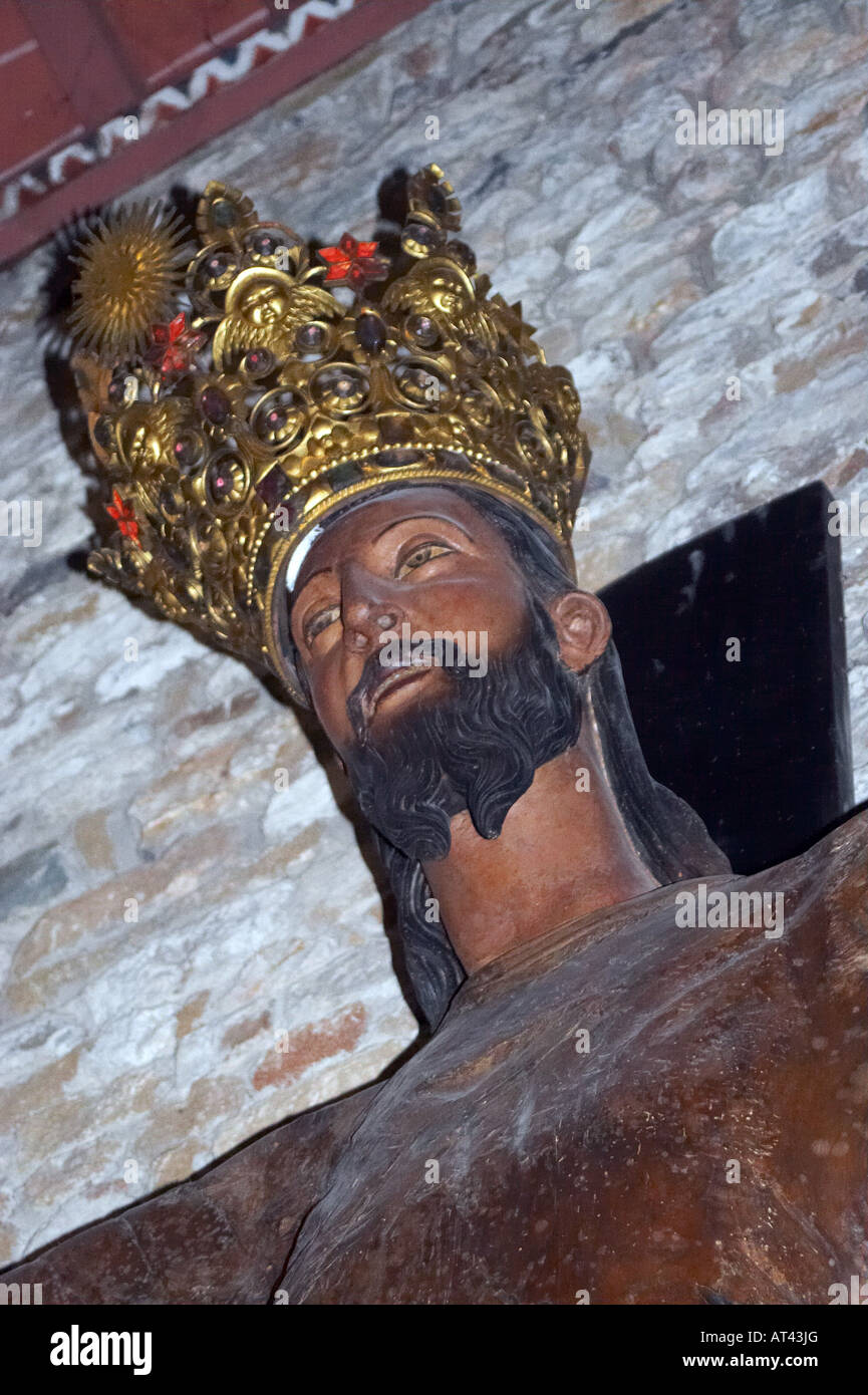 Croce all'interno di una chiesa sulla piazza Buonamici, Pisa, Italia. Foto Stock