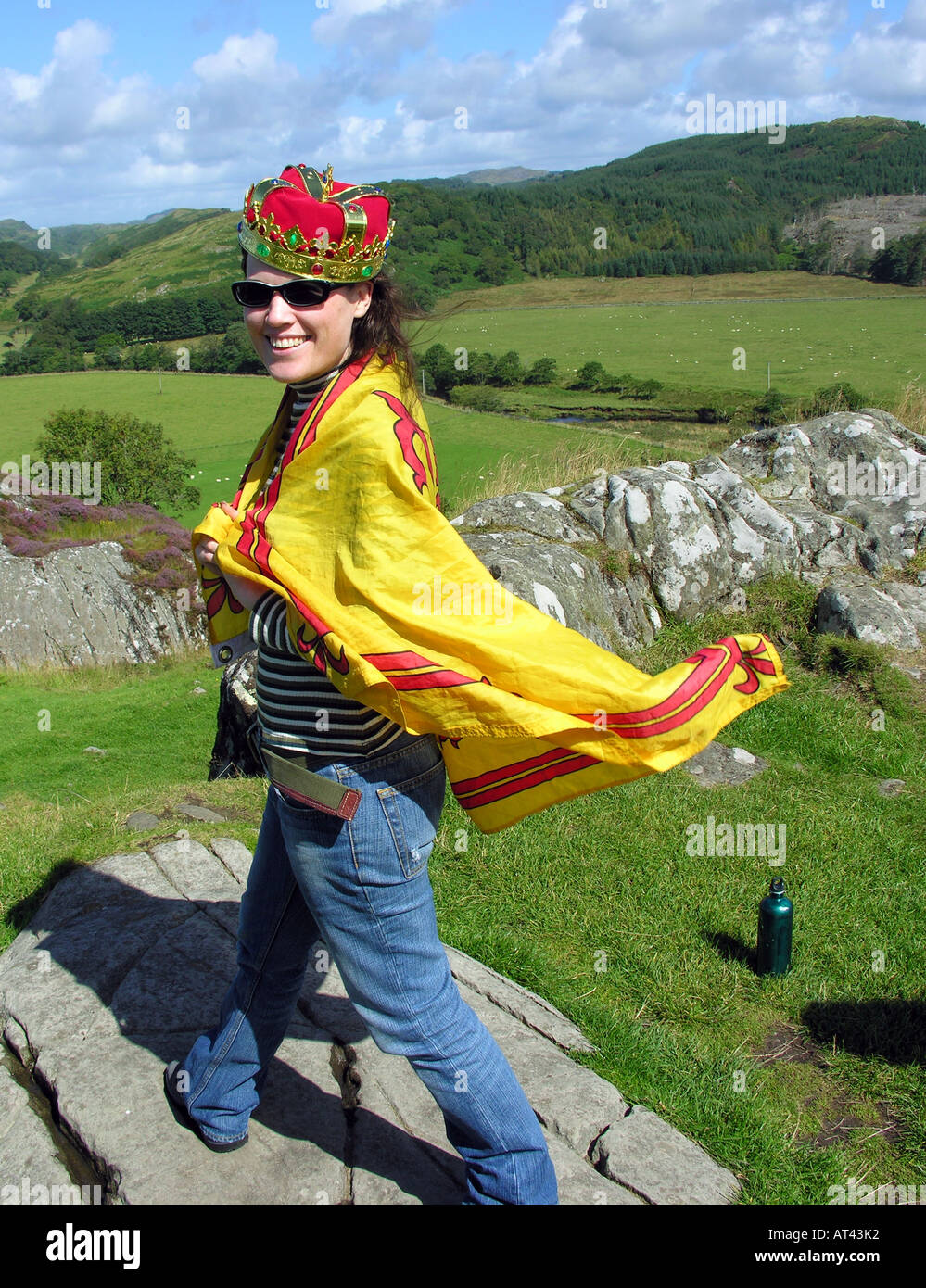 Backpacker vestita come una regina a Dunadd Fort appena a sud della città di Oban Scozia Scotland Foto Stock